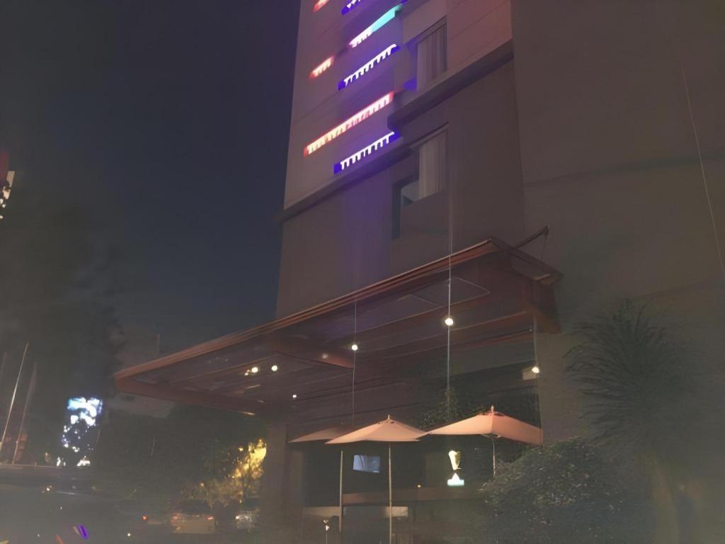 G Suites Hotel By Amithya Surabaya Esterno foto