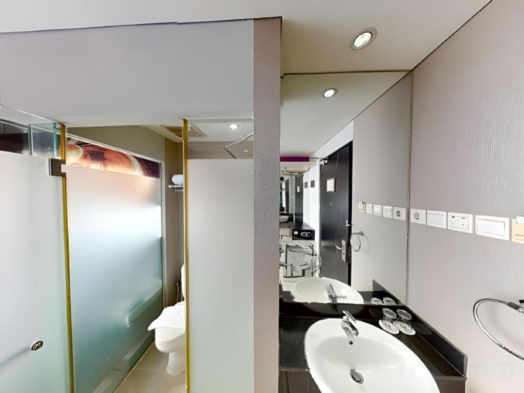 G Suites Hotel By Amithya Surabaya Esterno foto