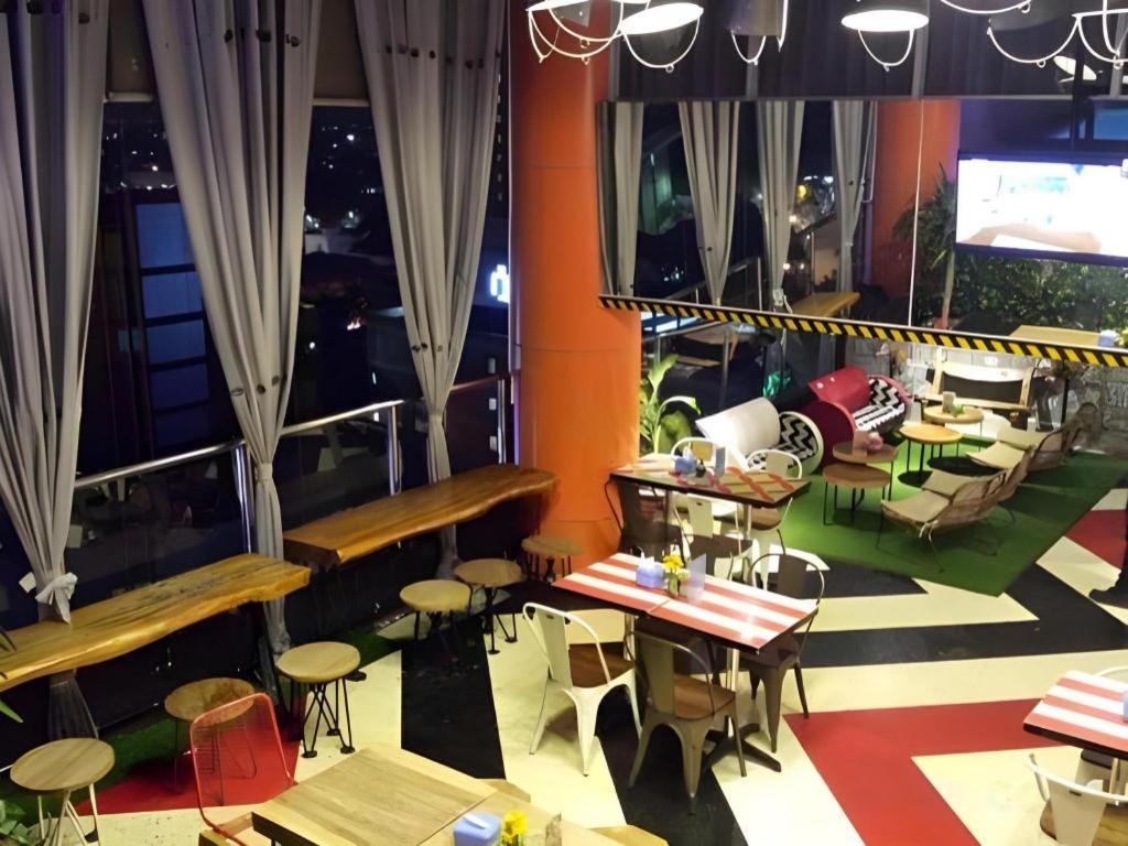 G Suites Hotel By Amithya Surabaya Esterno foto